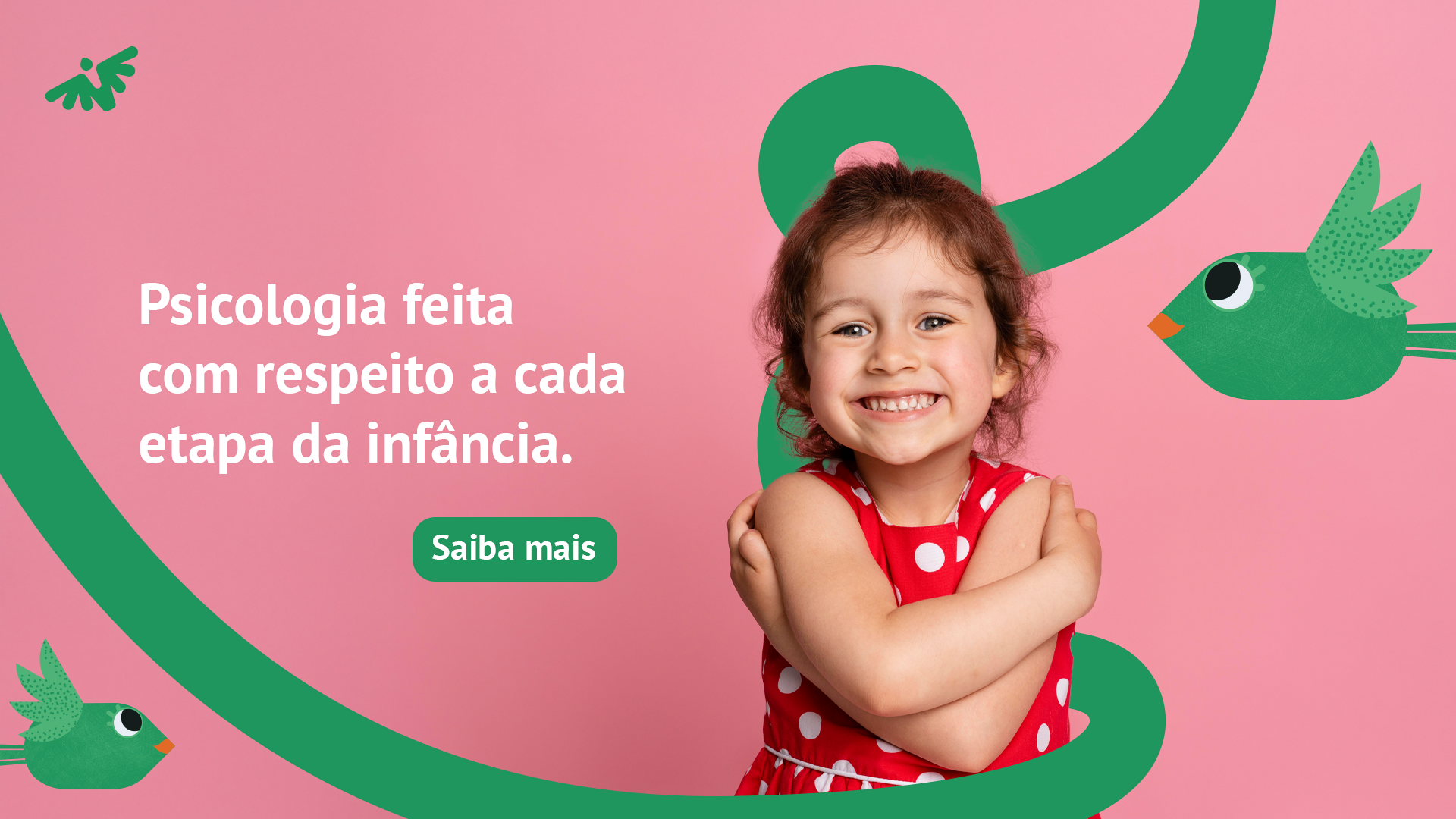 criança branca em ventido vermelho de bolinhas, sorridente em fundo rosa com listra verde.