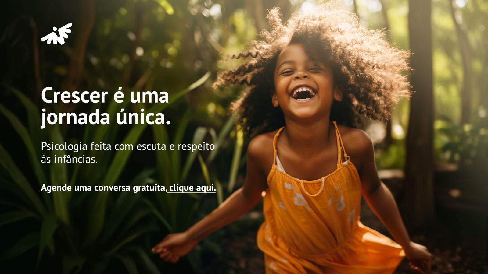 banner com criança negra em vestido laranja correndo e feliz em meio a natureza
